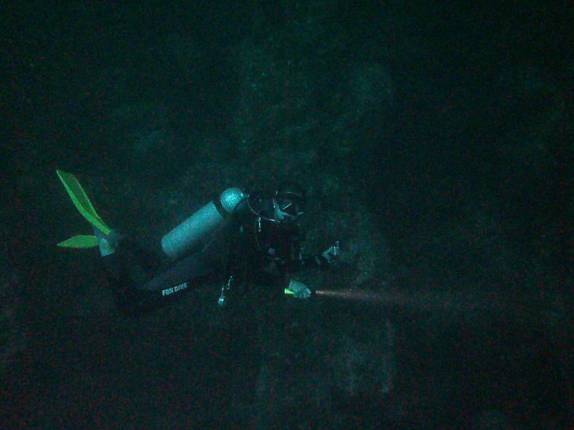 Mergulhando nos estalactites do Blue Hole, a 40 metros de profundidade. na grande barreira de corais de Belize